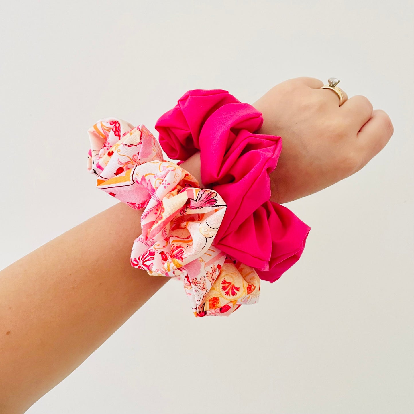 Basic Scrunchie Fuchsia